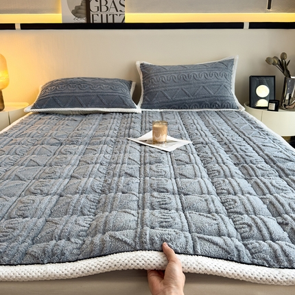 91家纺网 家纺一手货源 找家纺 暖季家纺 2025新款A类高克重提花塔芙绒夹棉床垫床褥 浮笙-深蓝床褥