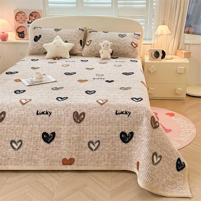 91家纺网 家纺一手货源 找家纺 梵朴 2024新款牛奶绒直角包边床盖 幸运心-咖