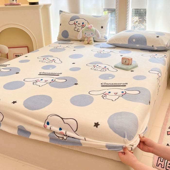 91家纺网 家纺一手货源 找家纺 博雅 2024新款三丽鸥牛奶绒小版床笠系列 牛奶绒小版-波点玉桂狗