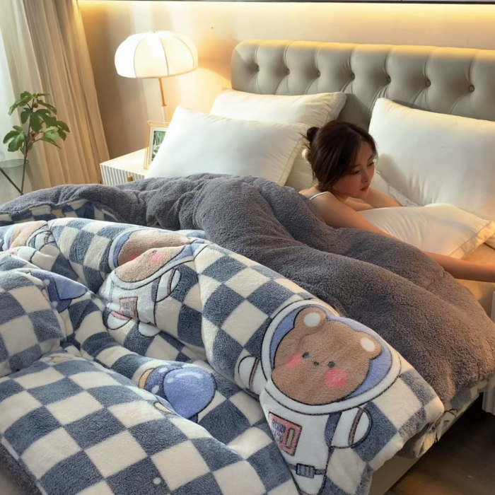 91家纺网 家纺一手货源 找家纺 南北家居 2024新款AB版雪花绒羊羔绒冬被被子被芯 宇航员