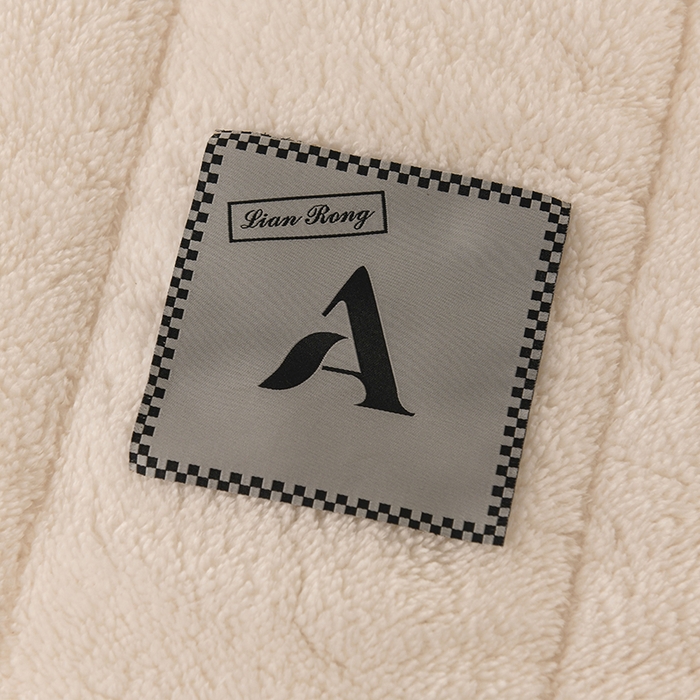 91家纺网 家纺一手货源 找家纺 恋绒家纺 2025新款加厚三层毛毯被牛奶绒复合毯子夹棉盖毯午睡毯子法莱绒毛毯 （亲肤绒-）-米白