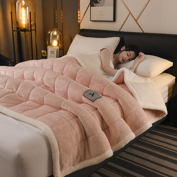 91家纺网 家纺一手货源 找家纺 恋绒家纺 2025新款加厚三层毛毯被牛奶绒复合毯子夹棉盖毯午睡毯子法莱绒毛毯 （亲肤绒-）-淡粉