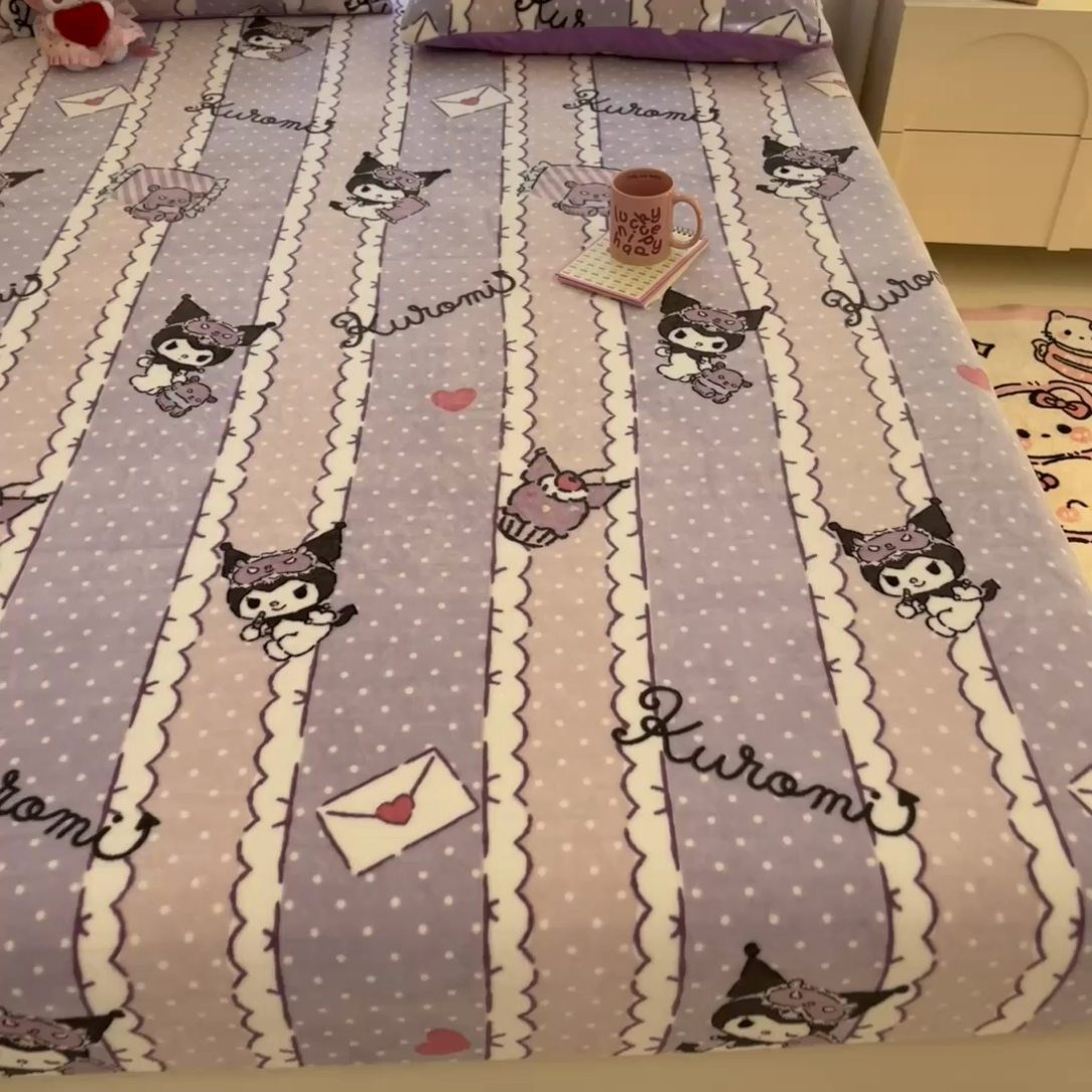 91家纺网 家纺一手货源 找家纺 博雅 2024新款三丽鸥牛奶绒小版床笠系列 牛奶绒小版-安睡库洛米