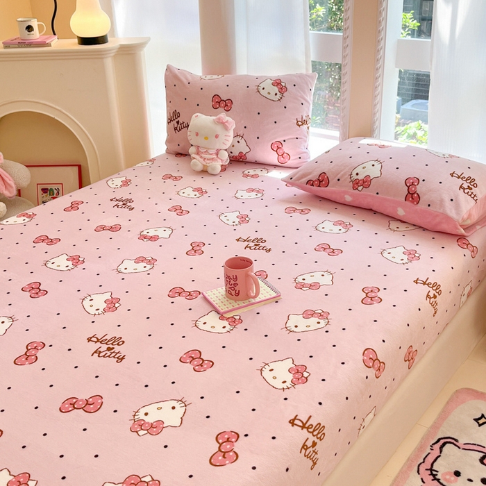 91家纺网 家纺一手货源 找家纺 博雅 2024新款三丽鸥牛奶绒小版床笠系列 牛奶绒小版-蝴蝶结KT猫