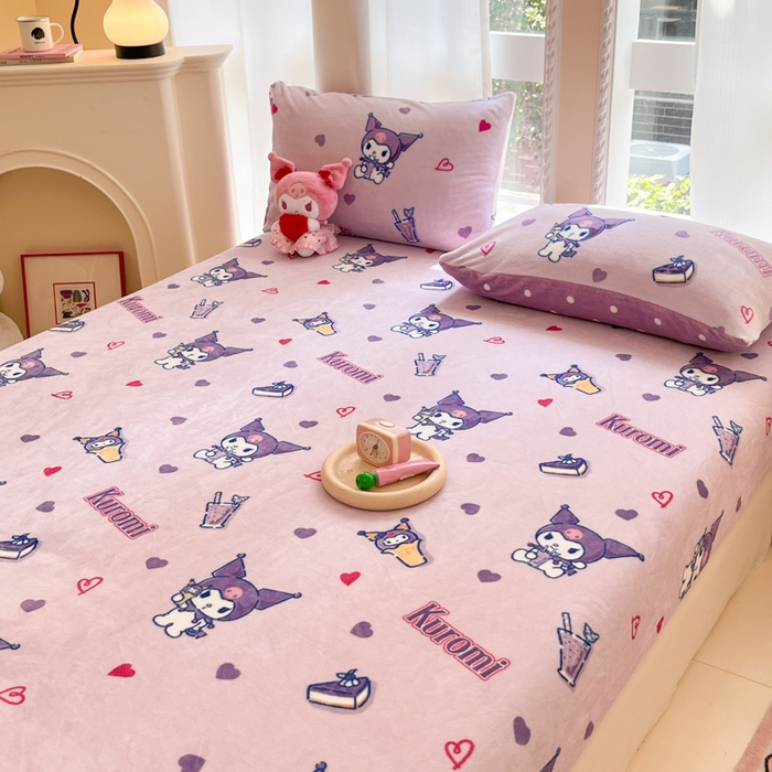 91家纺网 家纺一手货源 找家纺 博雅 2024新款三丽鸥牛奶绒小版床笠系列 牛奶绒小版-奶茶库洛米