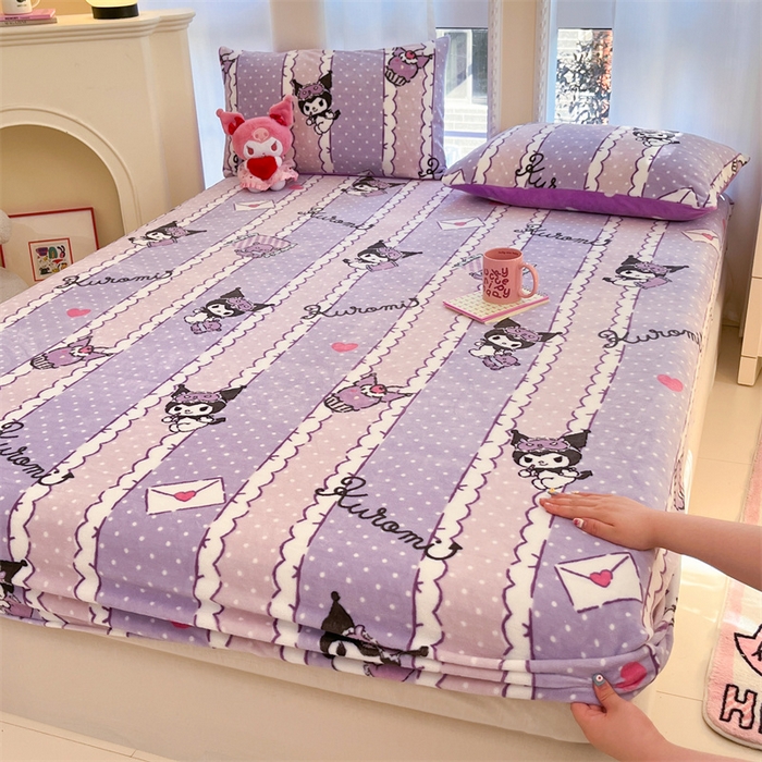 91家纺网 家纺一手货源 找家纺 博雅 2024新款三丽鸥牛奶绒小版床笠系列 牛奶绒小版-安睡库洛米