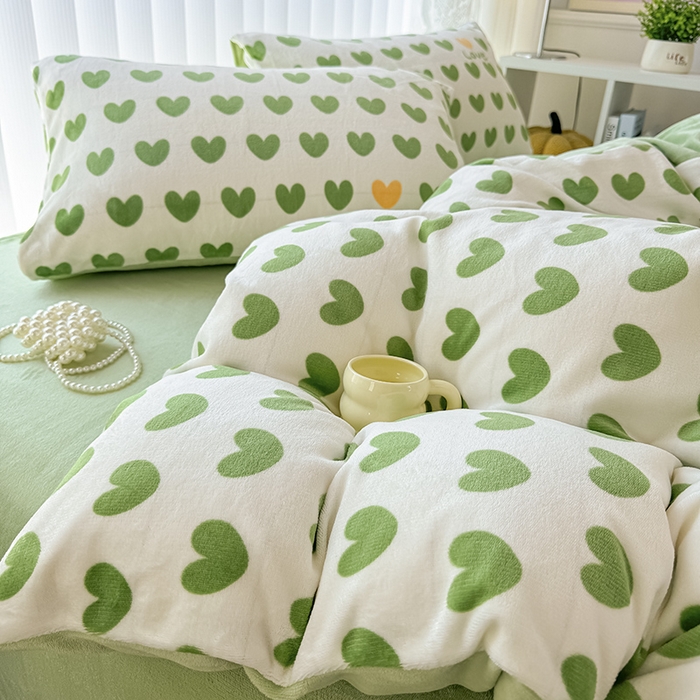 91家纺网 家纺一手货源 找家纺 觅妮家纺 2025新款全消光200g高克重秋冬加厚印花牛奶绒单被套 爱心绿