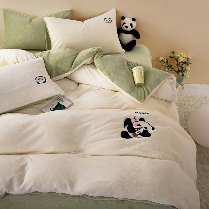 91家纺网 家纺一手货源 找家纺 沐晴家纺 2024新品秋冬加厚牛奶绒纯色简约绣花卡通四件套 熊猫（白+草绿）