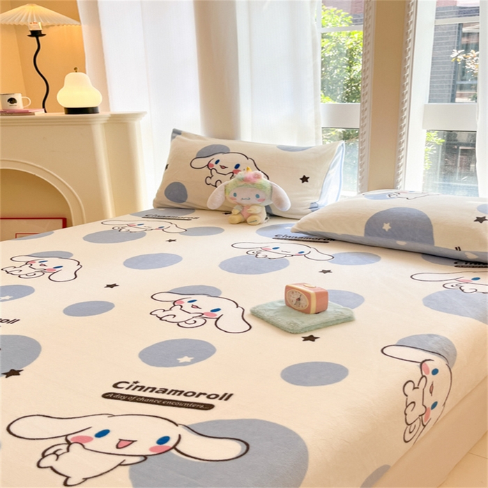 91家纺网 家纺一手货源 找家纺 博雅 2024新款三丽鸥牛奶绒小版床笠系列 牛奶绒小版-波点玉桂狗