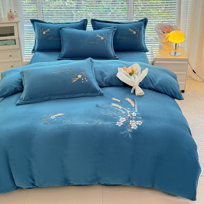 91家纺网 家纺一手货源 找家纺 金米诺 2024新款绣花牛奶绒四件套 麦穗-藏蓝色