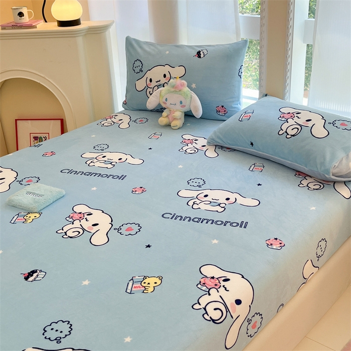 91家纺网 家纺一手货源 找家纺 博雅 2024新款三丽鸥牛奶绒小版床笠系列 牛奶绒小版-蛋糕玉桂狗