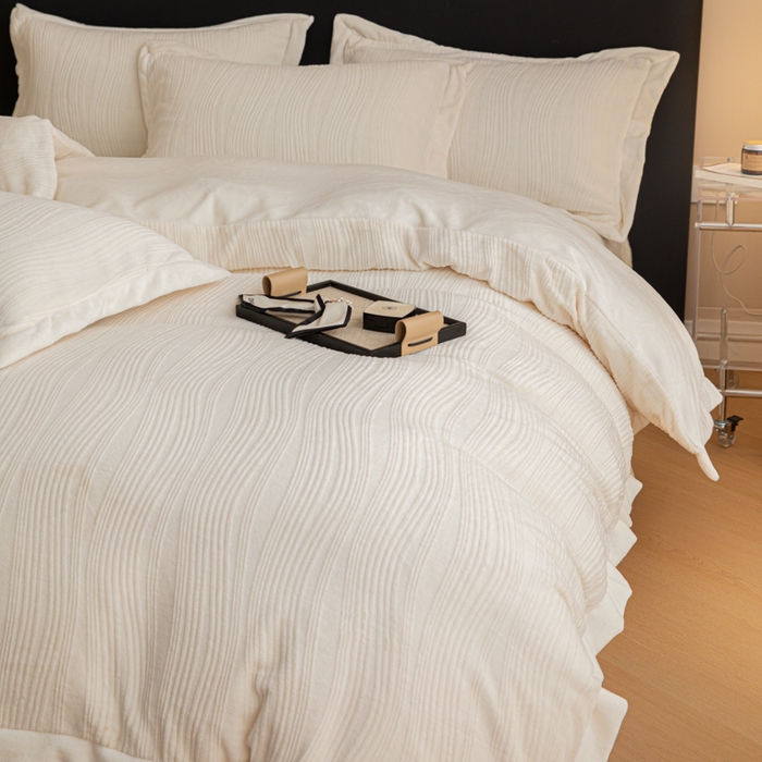 91家纺网 家纺一手货源 找家纺 简宜家居（朝初家纺） 2025新款宽边提花牛奶绒四件套 琉璃-奶白