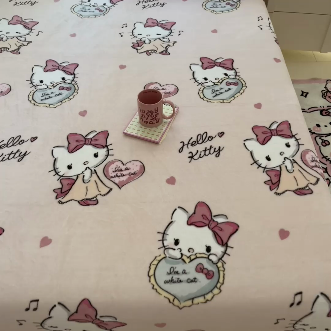 91家纺网 家纺一手货源 找家纺 博雅 2024新款三丽鸥牛奶绒小版床笠系列 牛奶绒小版-害羞KT猫