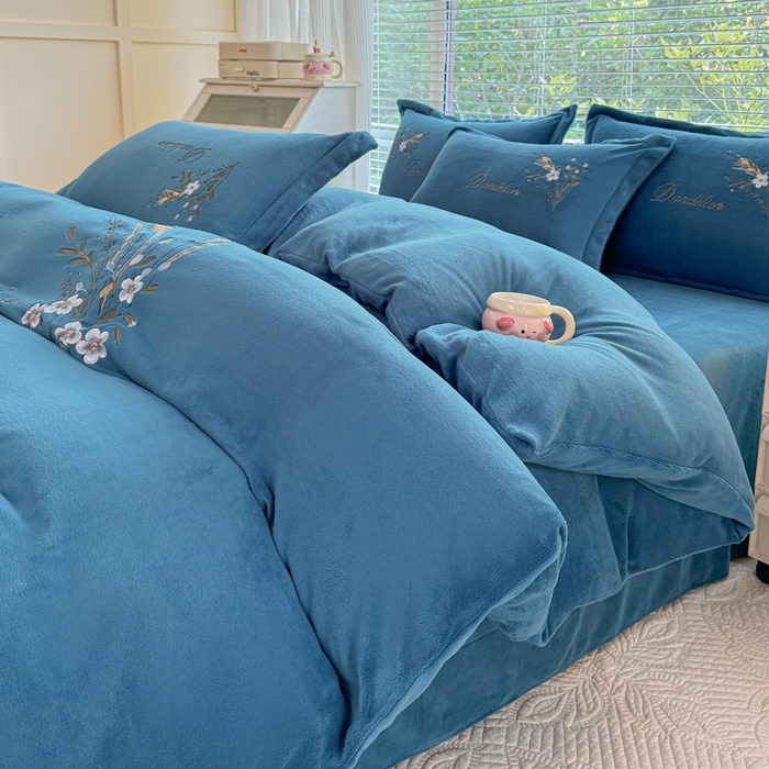 91家纺网 家纺一手货源 找家纺 金米诺 2024新款绣花牛奶绒四件套 麦穗-藏蓝色
