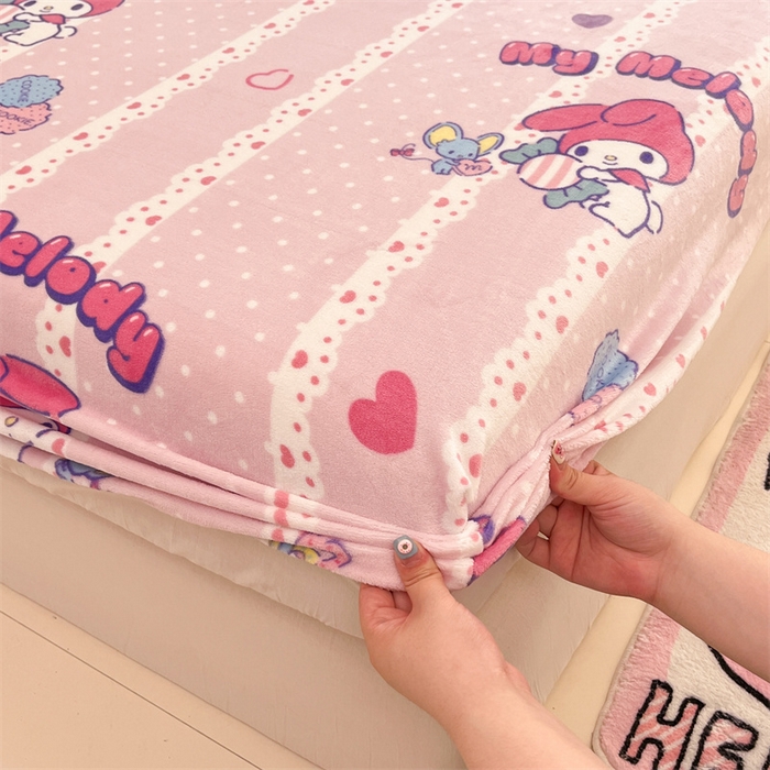 91家纺网 家纺一手货源 找家纺 博雅 2024新款三丽鸥牛奶绒小版床笠系列 牛奶绒小版-贪吃美乐蒂