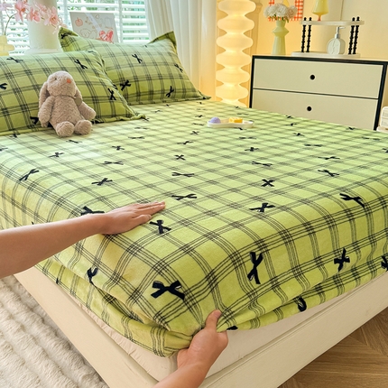 91家纺网 家纺一手货源 找家纺 妖妖家纺 2024新款200克牛奶绒单床笠 忆青春-绿