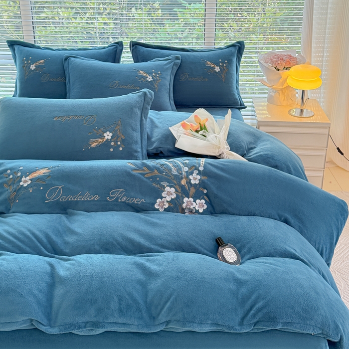 91家纺网 家纺一手货源 找家纺 金米诺 2024新款绣花牛奶绒四件套 麦穗-藏蓝色