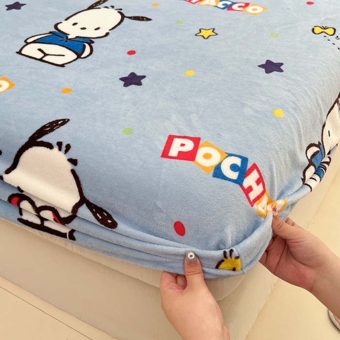 91家纺网 家纺一手货源 找家纺 博雅 2024新款三丽鸥牛奶绒小版床笠系列 牛奶绒小版-活力帕恰狗