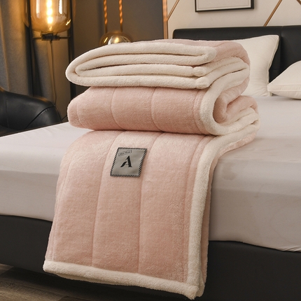 91家纺网 家纺一手货源 找家纺 恋绒家纺 2025新款加厚三层毛毯被牛奶绒复合毯子夹棉盖毯午睡毯子法莱绒毛毯 （亲肤绒-）-淡粉