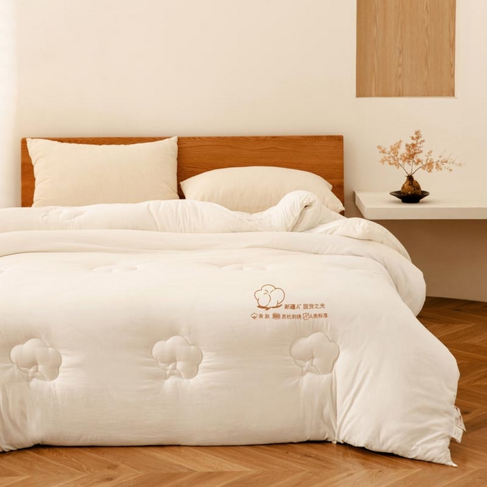 91家纺网 家纺一手货源 找家纺 2025新款A类刺绣新疆棉花被被子被芯 奶白