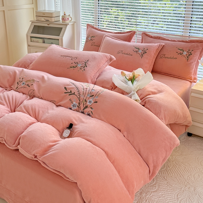 91家纺网 家纺一手货源 找家纺 金米诺 2024新款绣花牛奶绒四件套 麦穗-藕粉