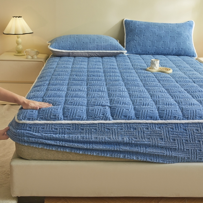 91家纺网 家纺一手货源 找家纺 卡伦家纺 2025新款塔芙绒方格纹加厚保暖夹棉床笠 格纹宝蓝