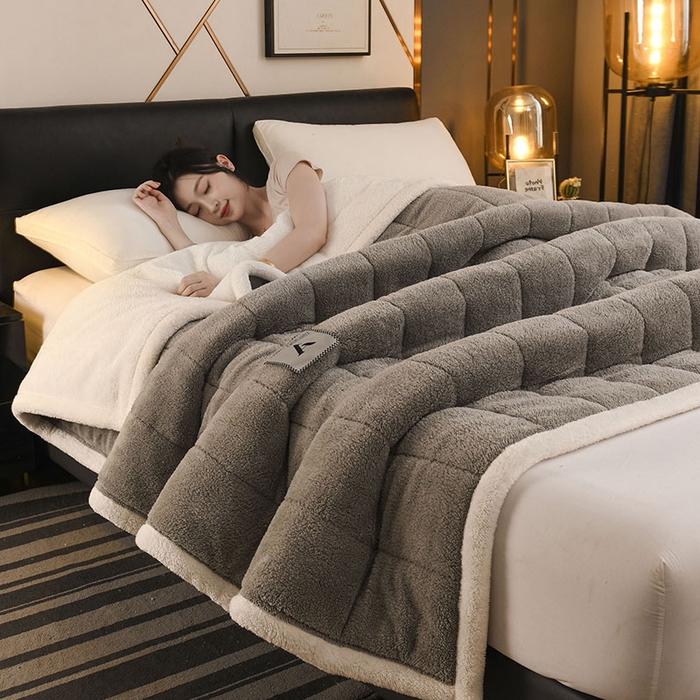 91家纺网 家纺一手货源 找家纺 恋绒家纺 2025新款加厚三层毛毯被牛奶绒复合毯子夹棉盖毯午睡毯子法莱绒毛毯 （亲肤绒-）-浅灰