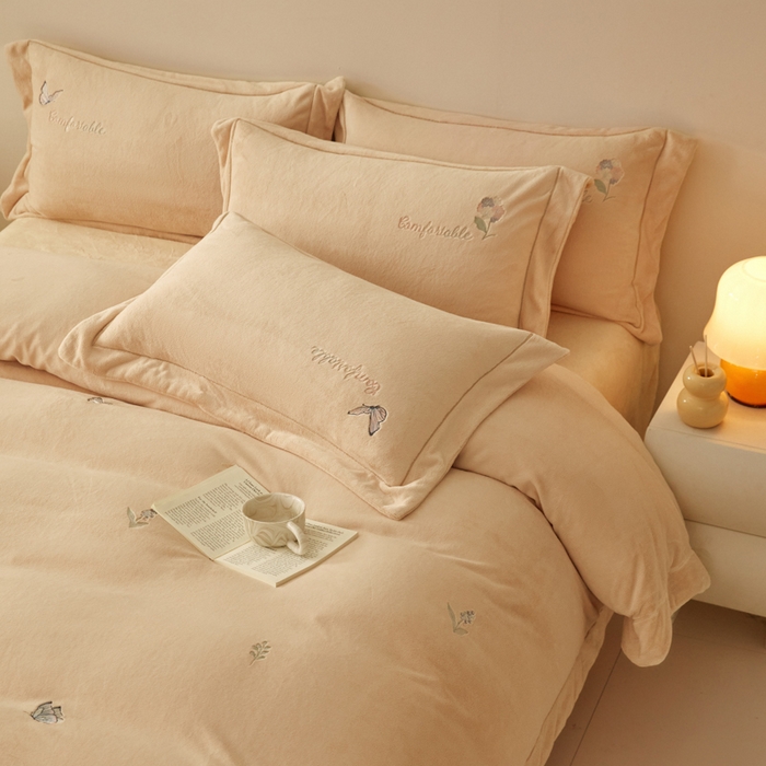 91家纺网 家纺一手货源 找家纺 新方向 2025新款全消光A类刺绣牛奶绒四件套-悦动 悦动-香槟