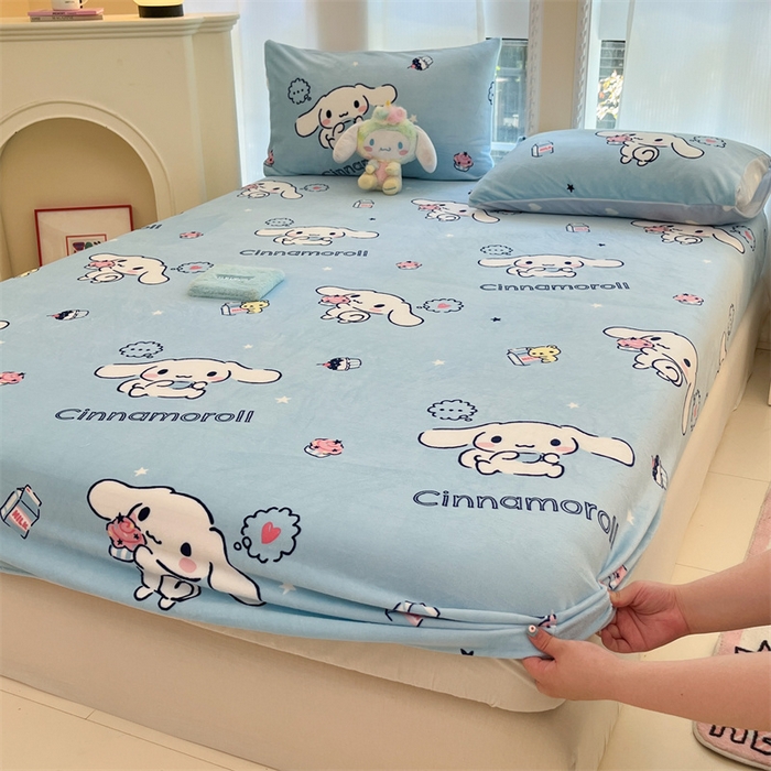 91家纺网 家纺一手货源 找家纺 博雅 2024新款三丽鸥牛奶绒小版床笠系列 牛奶绒小版-蛋糕玉桂狗