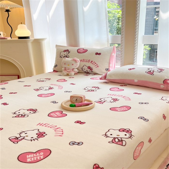 91家纺网 家纺一手货源 找家纺 博雅 2024新款三丽鸥牛奶绒小版床笠系列 牛奶绒小版-爱心KT猫