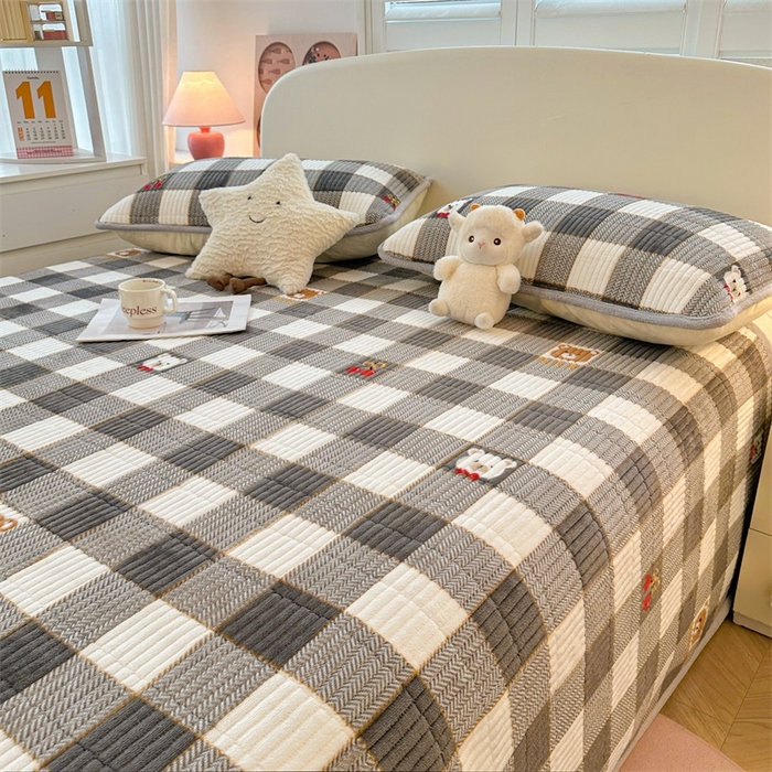 91家纺网 家纺一手货源 找家纺 梵朴 2024新款牛奶绒直角包边床盖 格子小熊