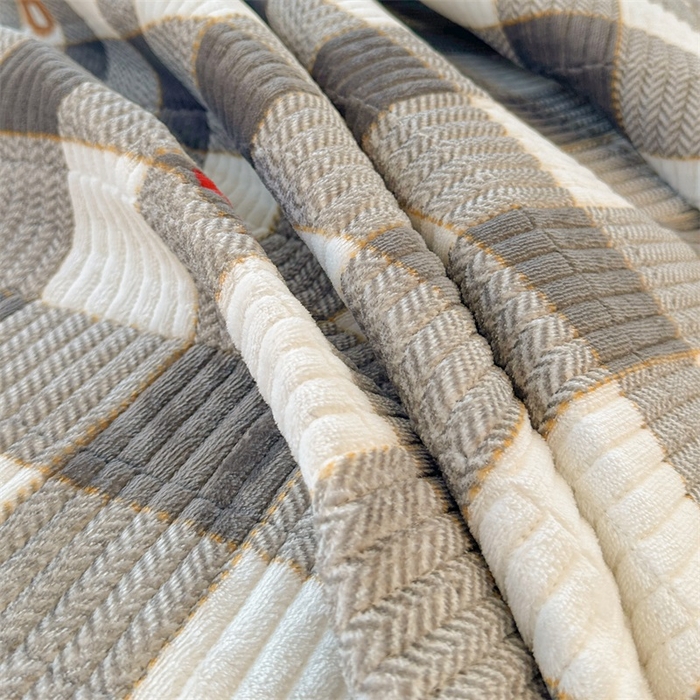 91家纺网 家纺一手货源 找家纺 梵朴 2024新款牛奶绒直角包边床盖 格子小熊