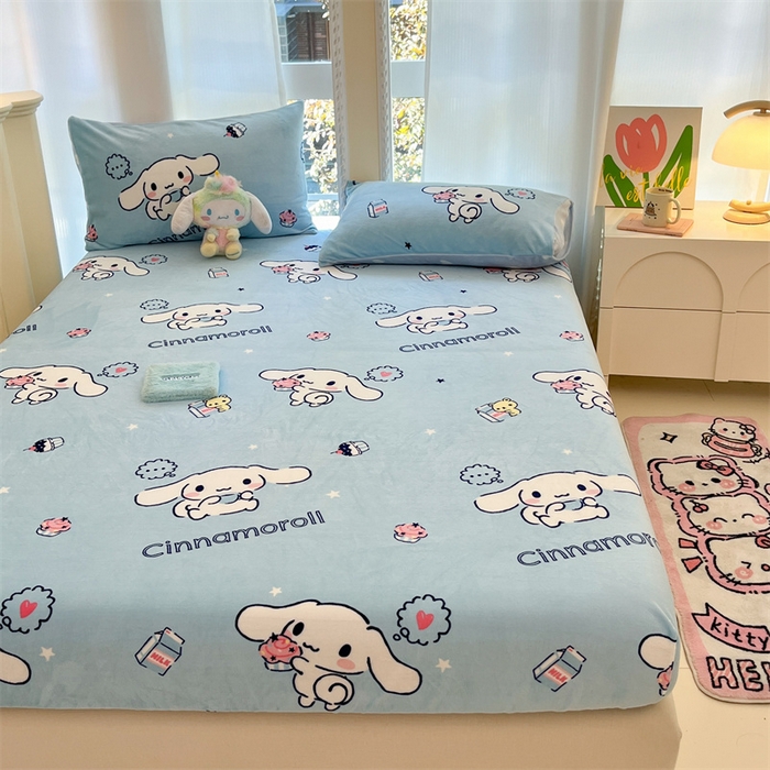 91家纺网 家纺一手货源 找家纺 博雅 2024新款三丽鸥牛奶绒小版床笠系列 牛奶绒小版-蛋糕玉桂狗