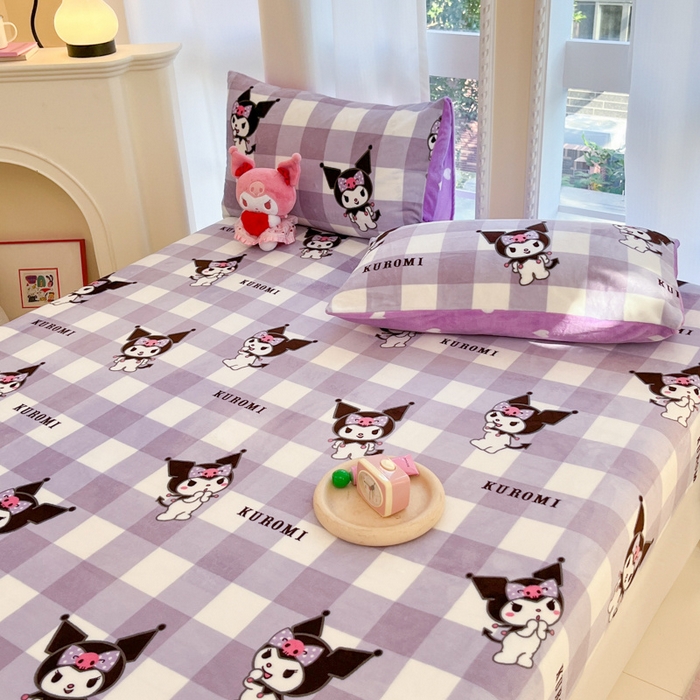 91家纺网 家纺一手货源 找家纺 博雅 2024新款三丽鸥牛奶绒小版床笠系列 牛奶绒小版-格子库洛米