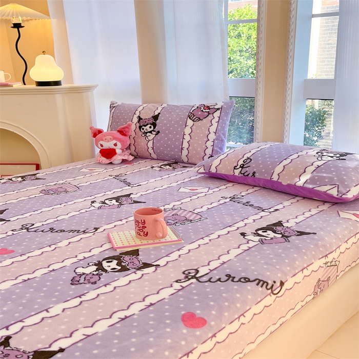 91家纺网 家纺一手货源 找家纺 博雅 2024新款三丽鸥牛奶绒小版床笠系列 牛奶绒小版-安睡库洛米