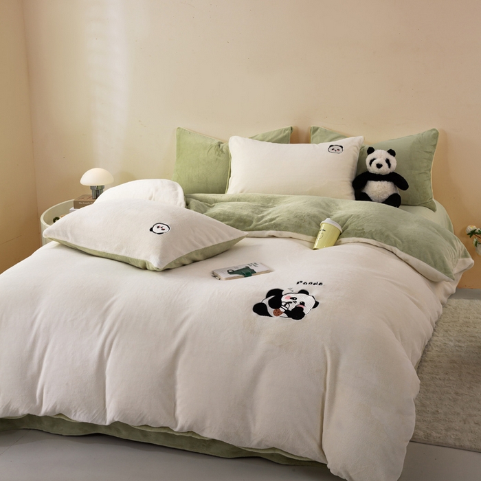 91家纺网 家纺一手货源 找家纺 沐晴家纺 2024新品秋冬加厚牛奶绒纯色简约绣花卡通四件套 熊猫（白+草绿）