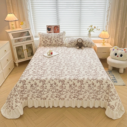 91家纺网 家纺一手货源 找家纺 凯罗 2024新款牛奶绒花边床盖印花小清新盖毯加大牛奶绒床盖床单 法式浪漫