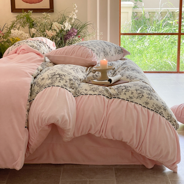 91家纺网 家纺一手货源 找家纺 一左一右 2024秋冬新款法式风复古印花褶皱花边保暖加厚高克重全消光牛奶绒四件套（提供买家秀） 仲夏粉