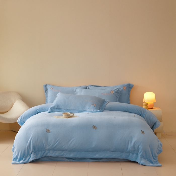 91家纺网 家纺一手货源 找家纺 新方向 2025新款全消光A类刺绣牛奶绒四件套-悦动 悦动-以太兰