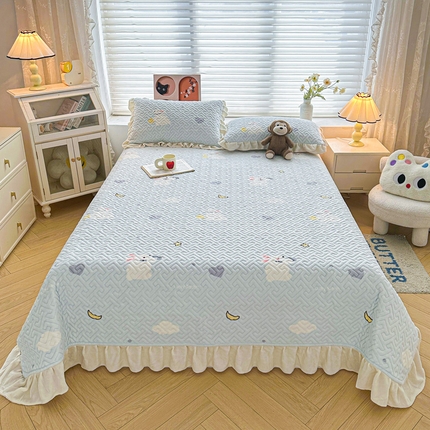 91家纺网 家纺一手货源 找家纺 凯罗 2024新款牛奶绒花边床盖印花小清新盖毯加大牛奶绒床盖床单 蓝底小白兔