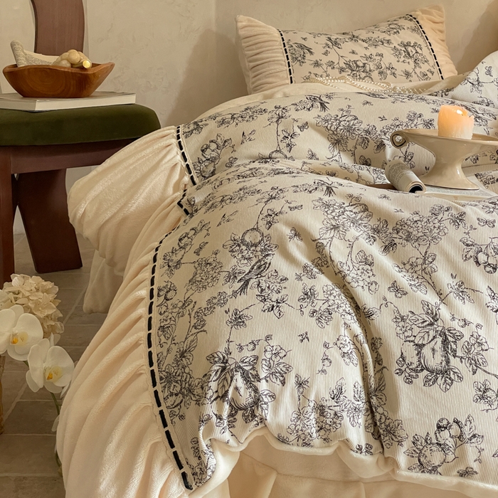 91家纺网 家纺一手货源 找家纺 一左一右 2024秋冬新款法式风复古印花褶皱花边保暖加厚高克重全消光牛奶绒四件套（提供买家秀） 奶油白