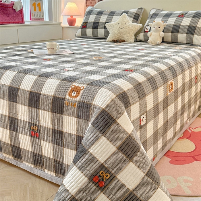 91家纺网 家纺一手货源 找家纺 梵朴 2024新款牛奶绒直角包边床盖 格子小熊