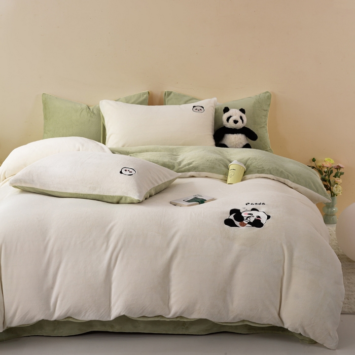 91家纺网 家纺一手货源 找家纺 沐晴家纺 2024新品秋冬加厚牛奶绒纯色简约绣花卡通四件套 熊猫（白+草绿）