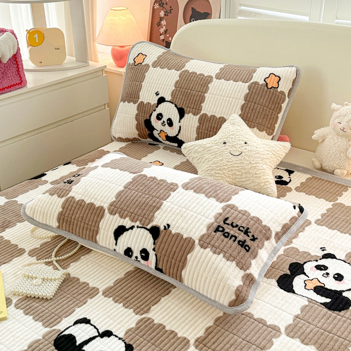 91家纺网 家纺一手货源 找家纺 梵朴 2024新款牛奶绒直角包边床盖 棋盘格熊猫