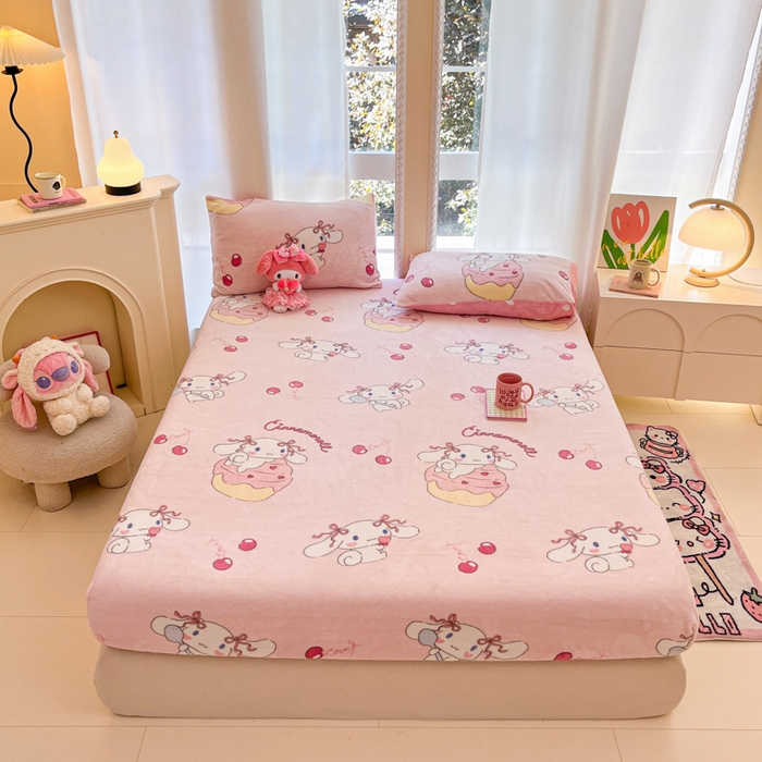 91家纺网 家纺一手货源 找家纺 博雅 2024新款三丽鸥牛奶绒小版床笠系列 牛奶绒小版-淘气玉桂狗