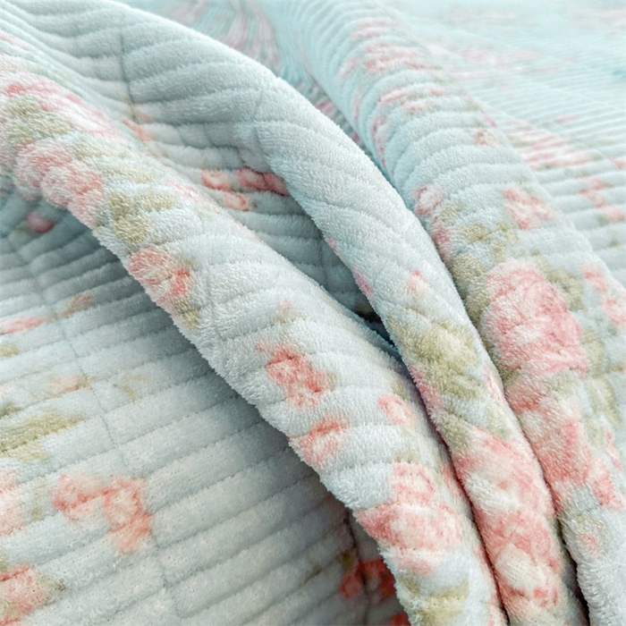 91家纺网 家纺一手货源 找家纺 梵朴 2024新款牛奶绒直角包边床盖 欧风花影-蓝