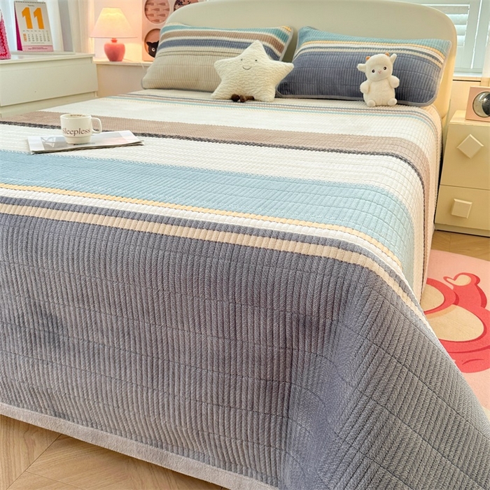 91家纺网 家纺一手货源 找家纺 梵朴 2024新款牛奶绒直角包边床盖 莫兰迪 兰