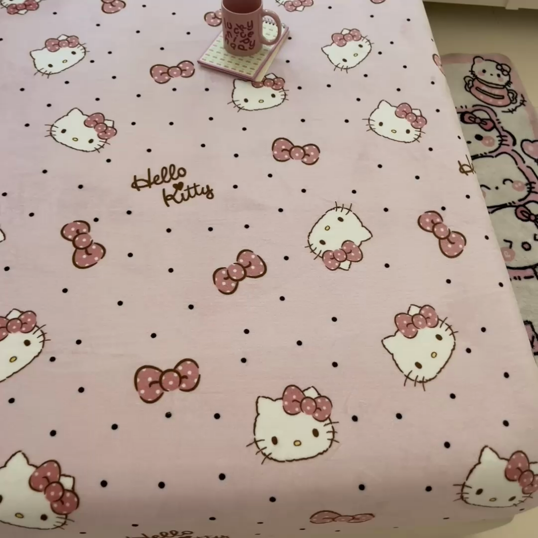 91家纺网 家纺一手货源 找家纺 博雅 2024新款三丽鸥牛奶绒小版床笠系列 牛奶绒小版-蝴蝶结KT猫