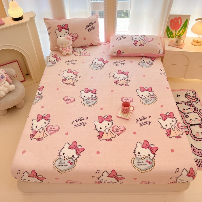 91家纺网 家纺一手货源 找家纺 博雅 2024新款三丽鸥牛奶绒小版床笠系列 牛奶绒小版-害羞KT猫