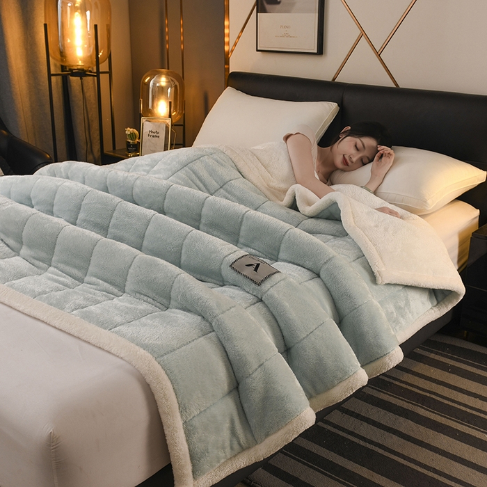 91家纺网 家纺一手货源 找家纺 恋绒家纺 2025新款加厚三层毛毯被牛奶绒复合毯子夹棉盖毯午睡毯子法莱绒毛毯 （亲肤绒-）-天空蓝